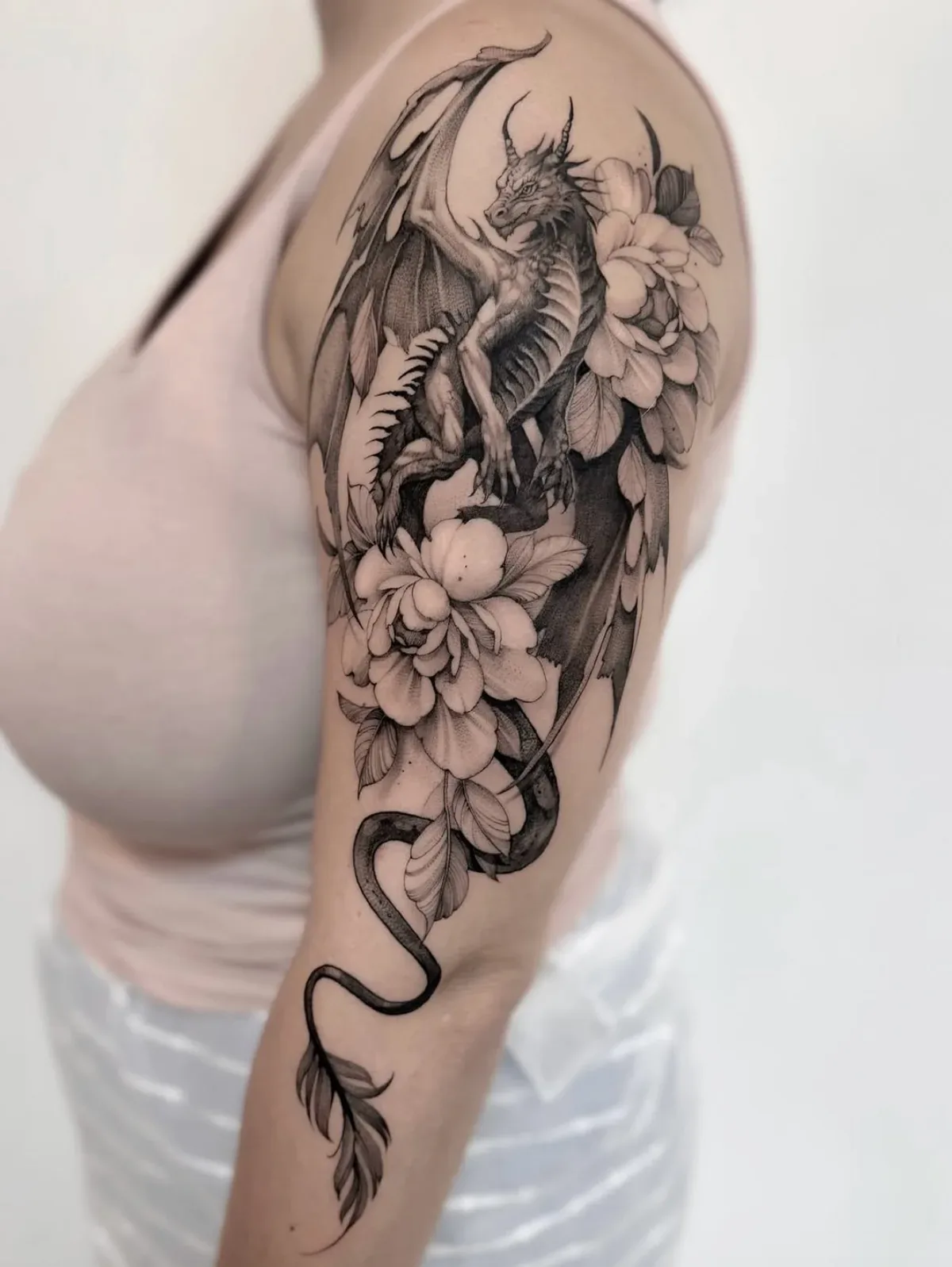 Drache und florale Linien, Tattoo von Annlie