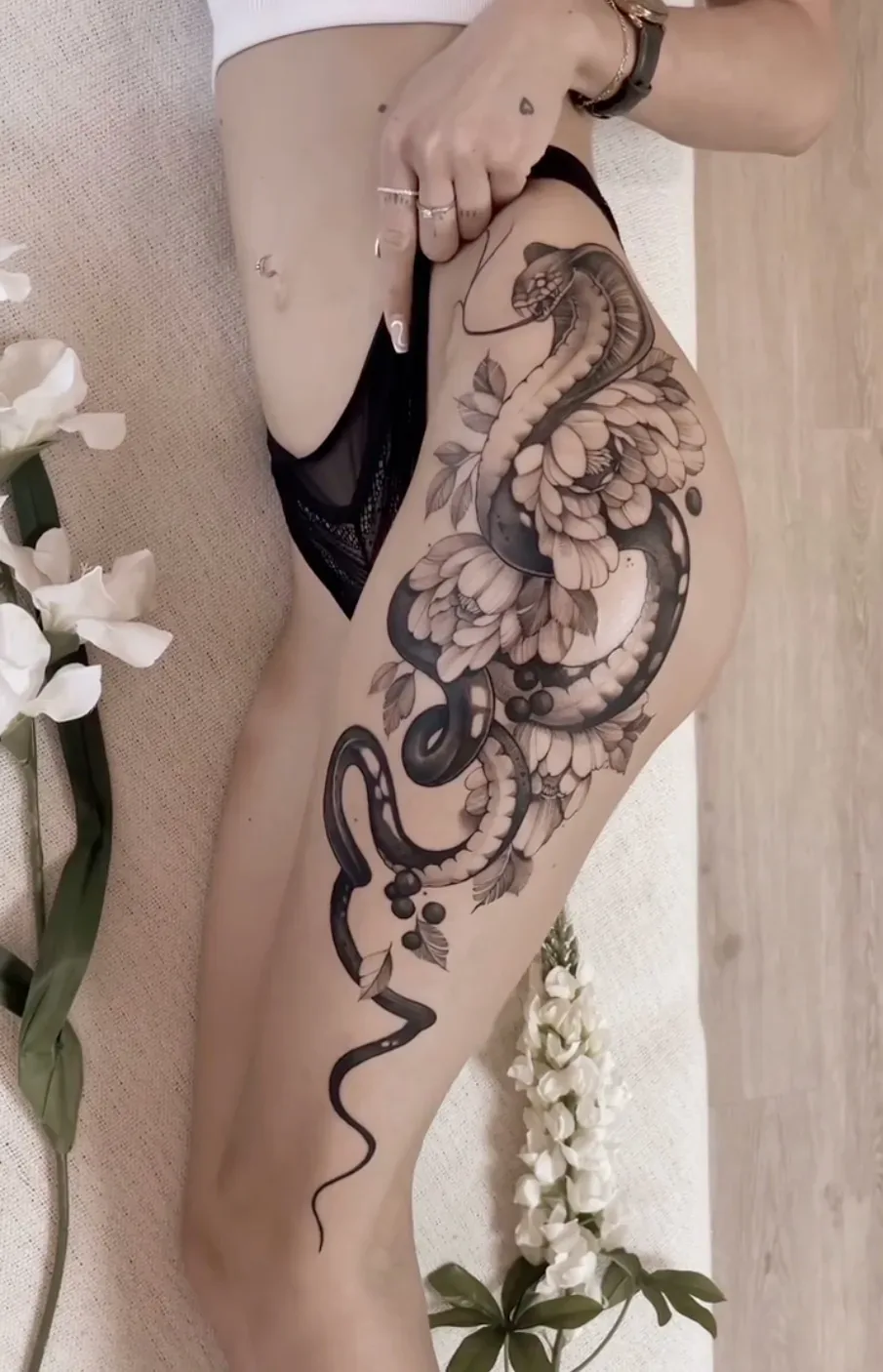 Schlange zwischen Blüten, Tattoo von Annlie
