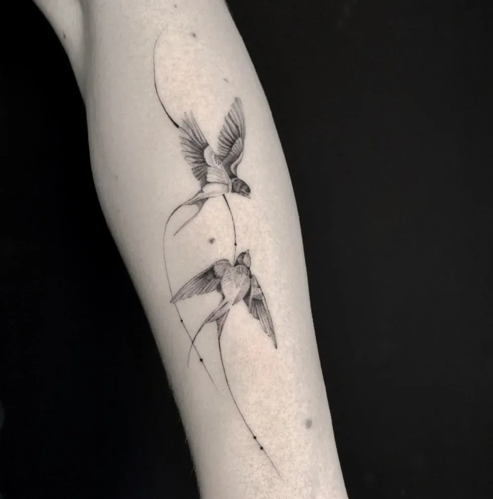 Zwei Schwalben, Tattoo am Unterarm von Barni
