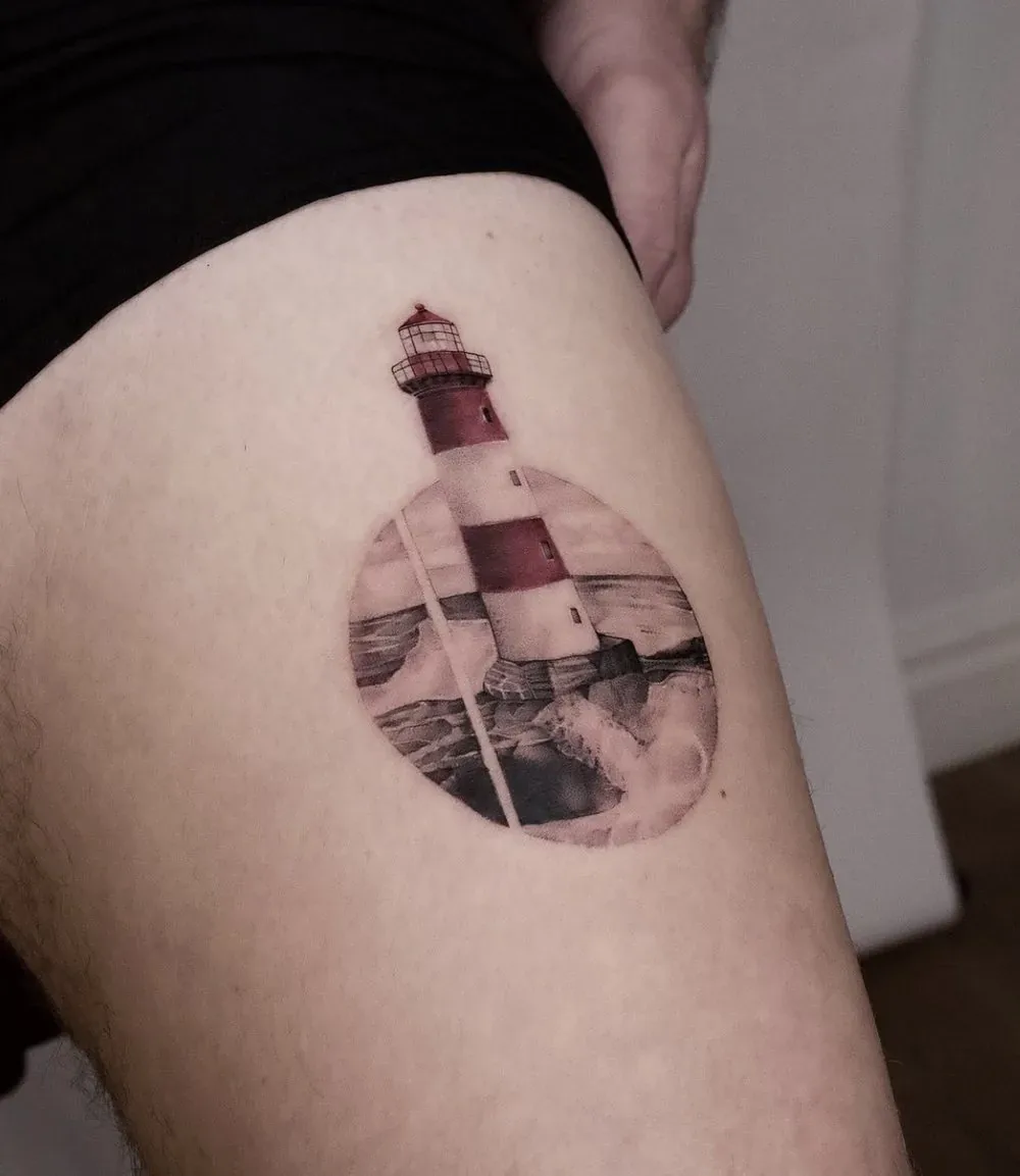 Ein Leuchtturm im Rund, Tattoo am Oberschenkel von Barni
