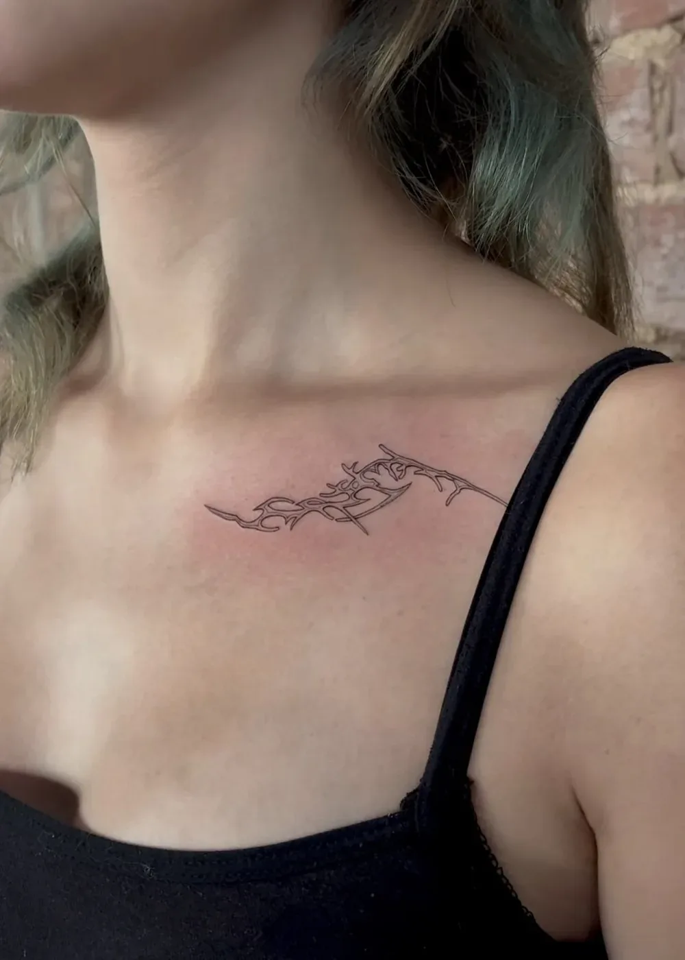 Feines Ornament, Tattoo am Schlüsselbein von Barni