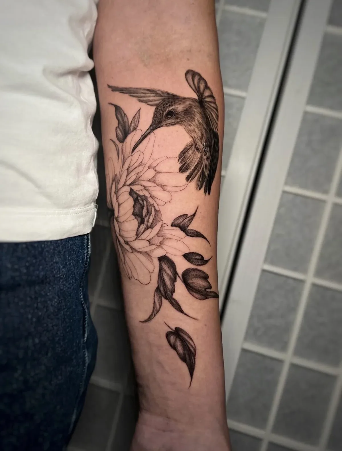 Kolibri und Pfingstrose, Tattoo am Unterarm von Eveline