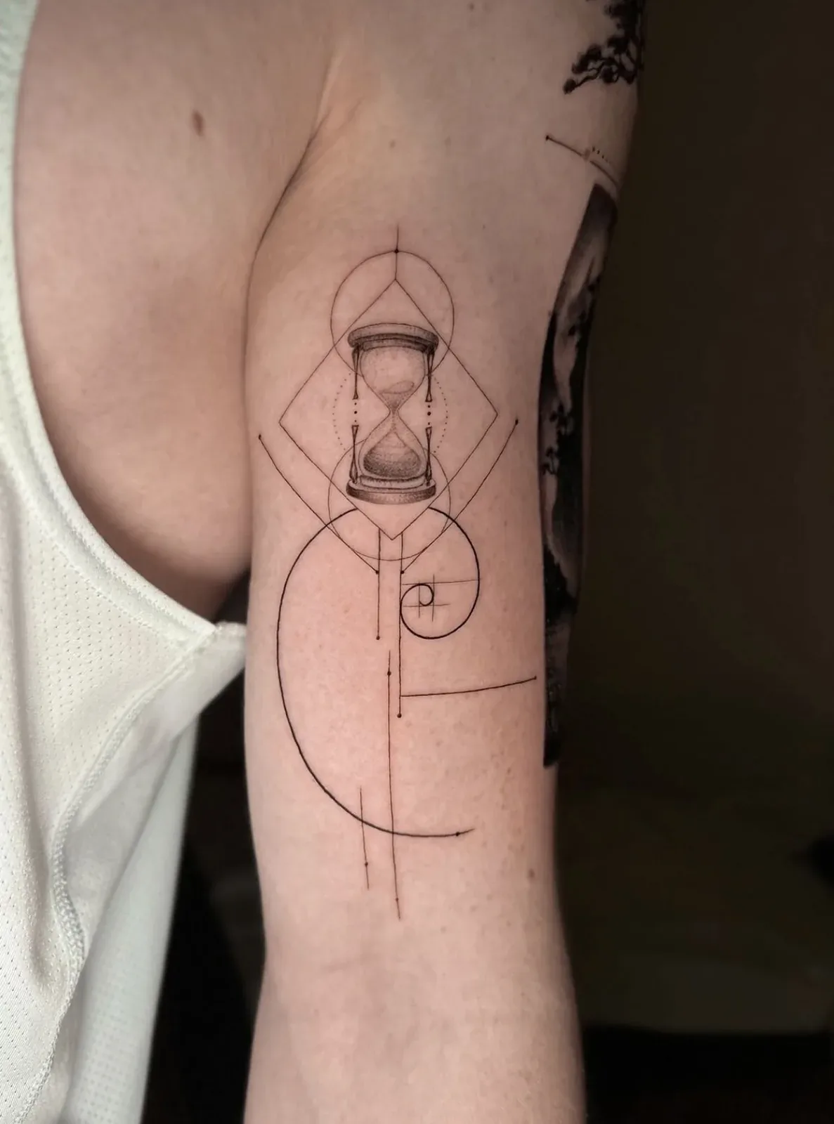 Sanduhr und Geometrie, Tattoo am Oberarm von Eveline
