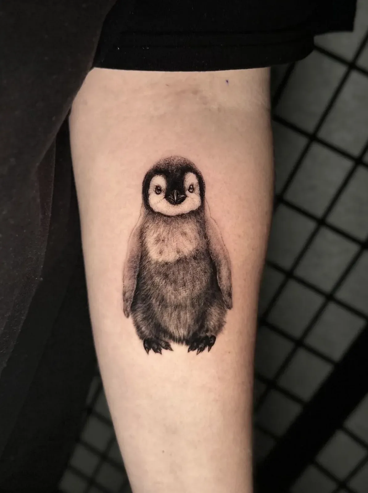 Ein kleines Pinguinküken, Tattoo am Unterarm von Eveline