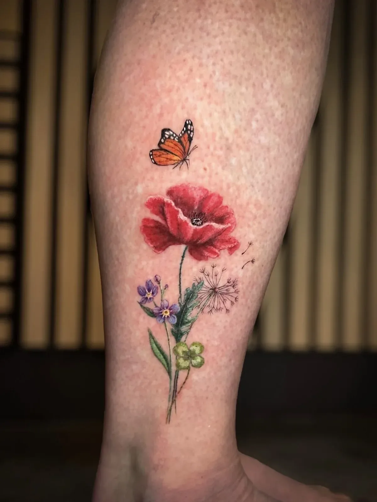 Mohn, Schmetterling und Pusteblume, Tattoo an der Wade von Eveline