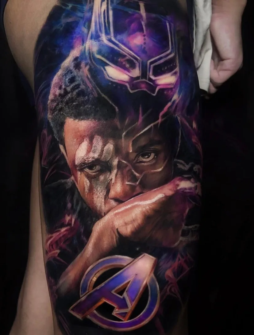 Black Panther mit leuchtender Maske, darunter das Avengers-Zeichen in Violett. Farbiges Realistic-Tattoo von Cathy.