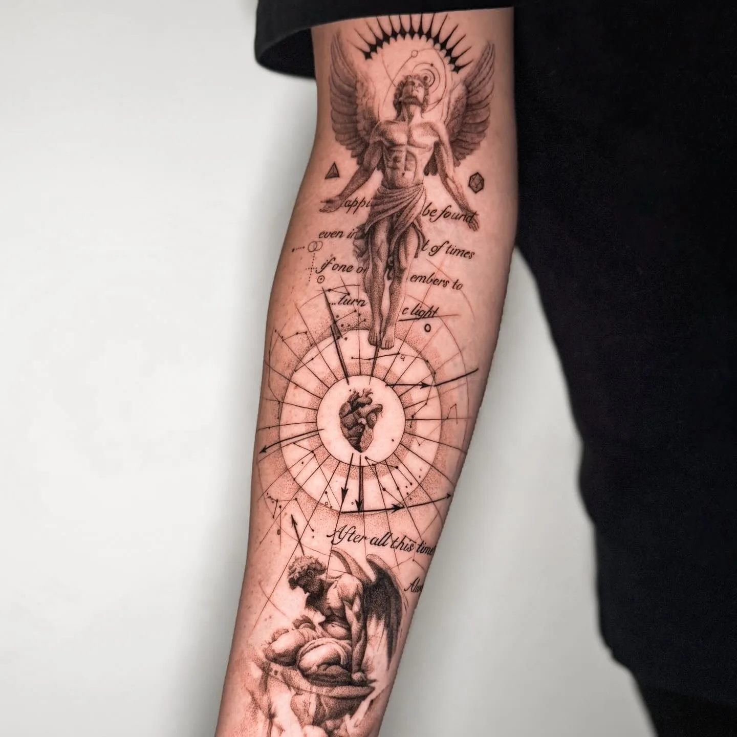 Engel über einem Herz in einem Strahlenkranz, darunter eine kniende Figur, mit feinen Linien und Schrift. Fine-Line-Tattoo von Inna auf dem Unterarm.