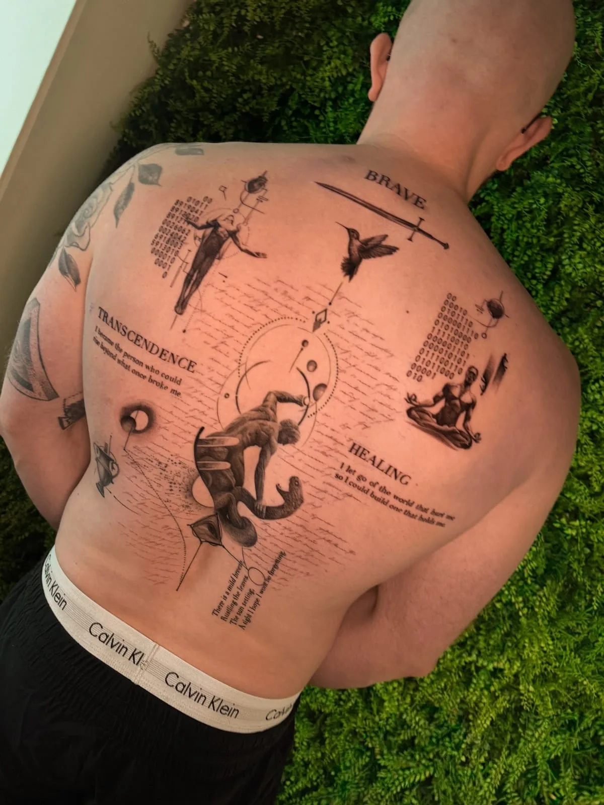 Großes Rückenstück mit Figuren, Schwert und Kolibri, dazu die Worte Brave, Transcendence und Healing. Black-and-Grey-Tattoo von Inna auf dem Rücken.
