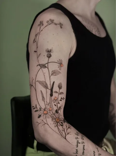 Ein Stück Blumenwiese, Tattoo am Oberarm von Misha