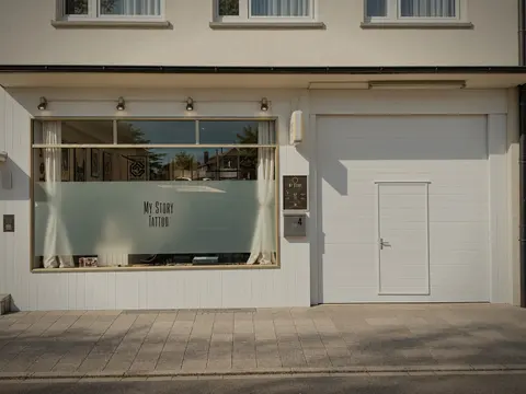 Außenansicht des Studios in der Pfauenstraße 4 mit Schaufenster und weißem Tor.